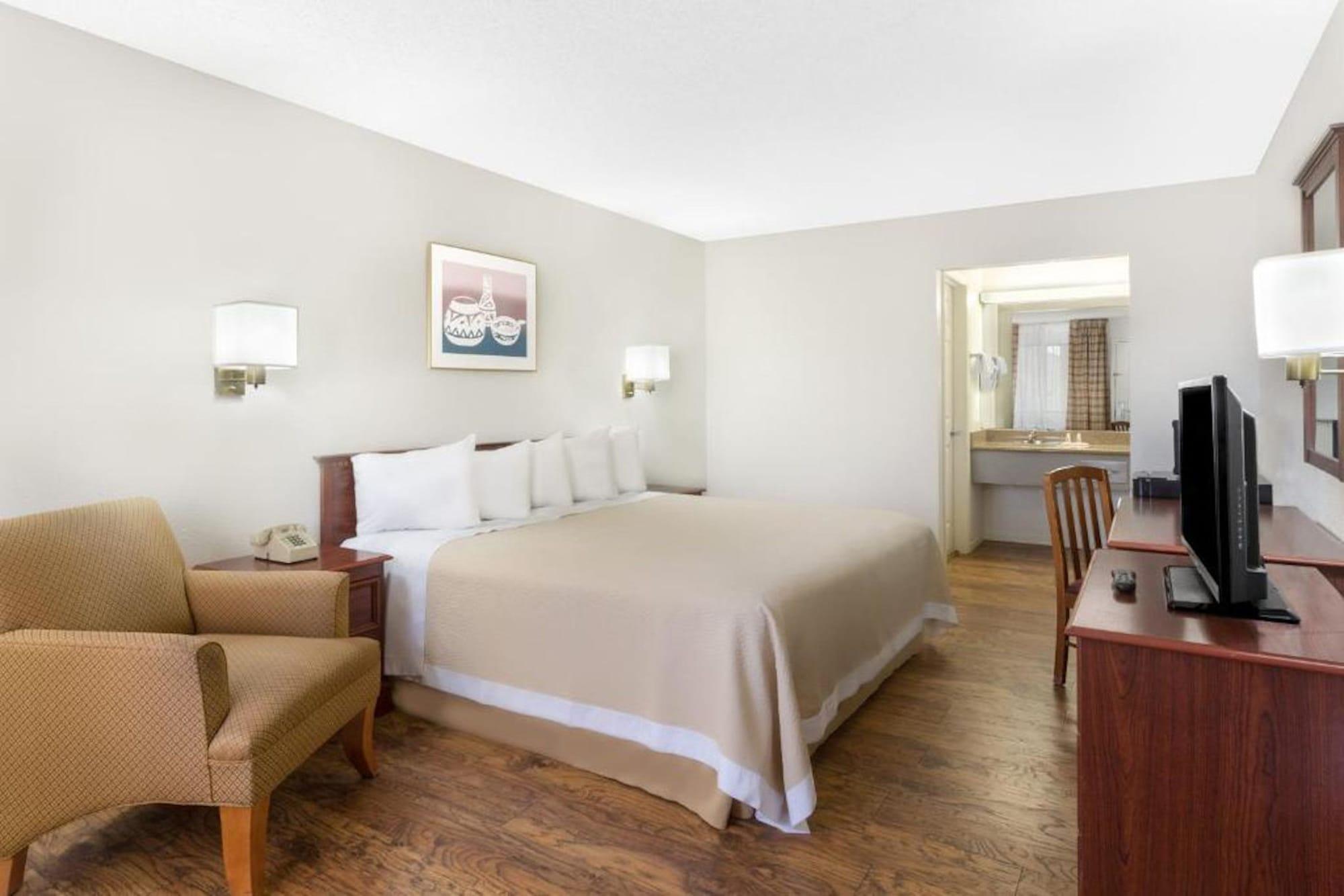 Days Inn By Wyndham Kingman West Экстерьер фото