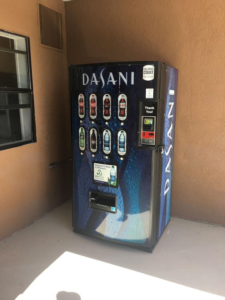 Days Inn By Wyndham Kingman West Экстерьер фото