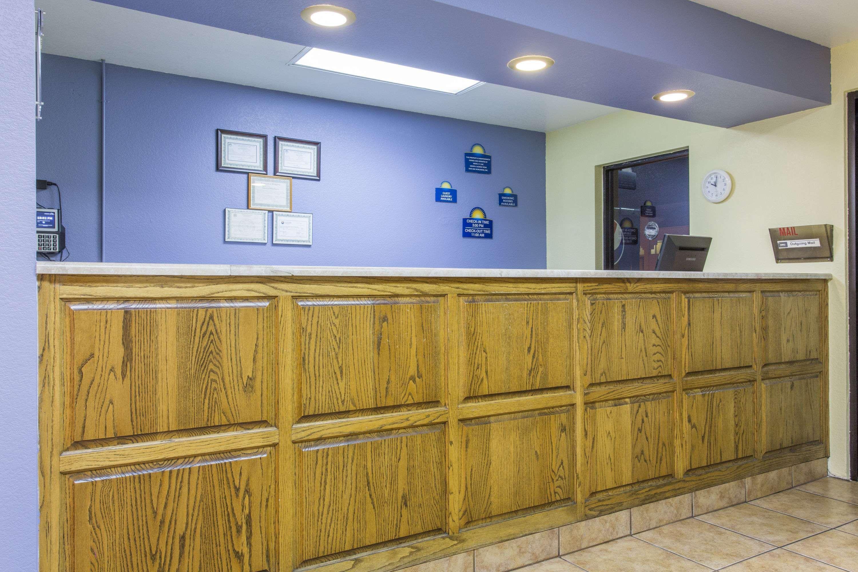Days Inn By Wyndham Kingman West Экстерьер фото