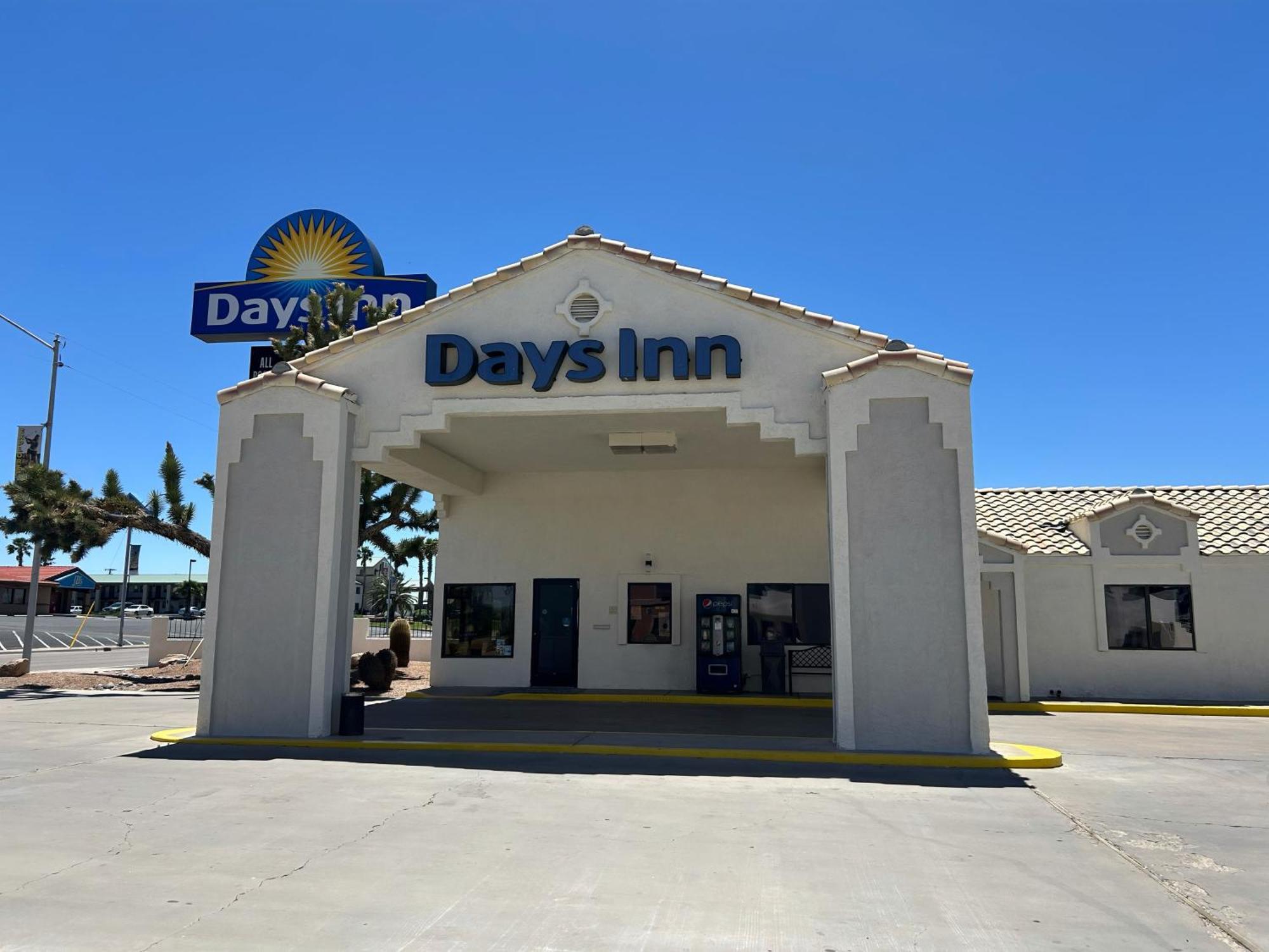 Days Inn By Wyndham Kingman West Экстерьер фото