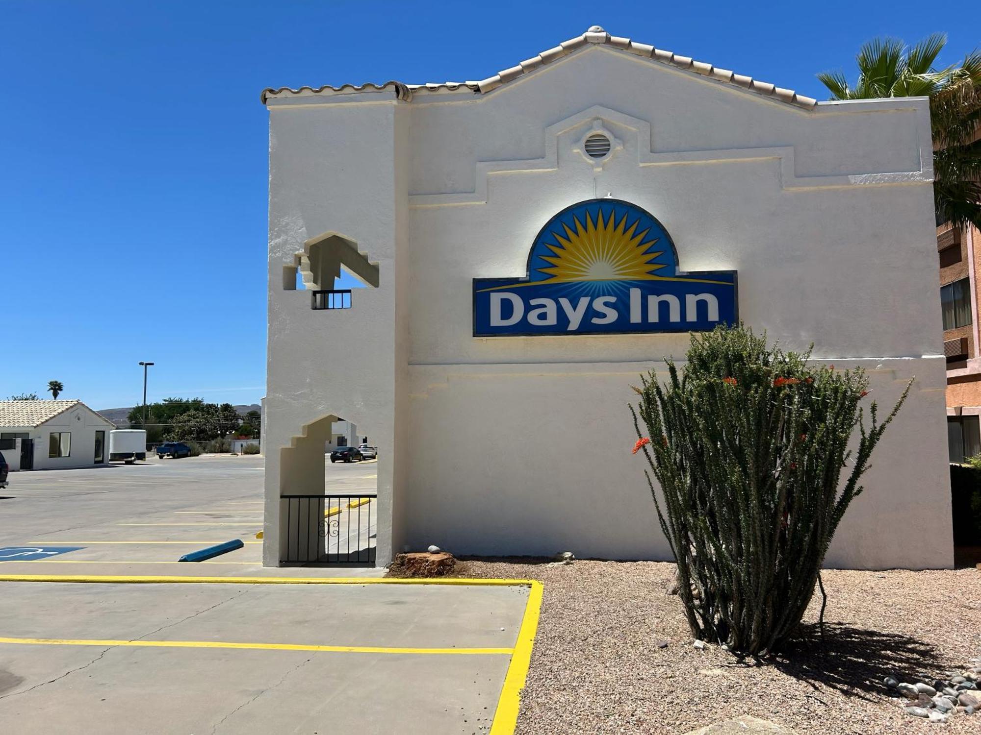 Days Inn By Wyndham Kingman West Экстерьер фото